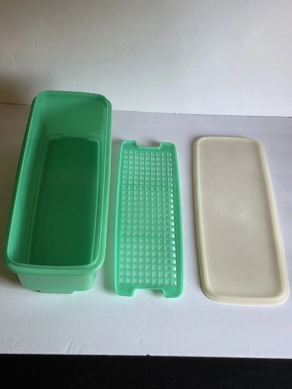 Tupperware 782-6 Jadeite Green Vtg. Celery Refrigerator Keeper with Lid and Grid